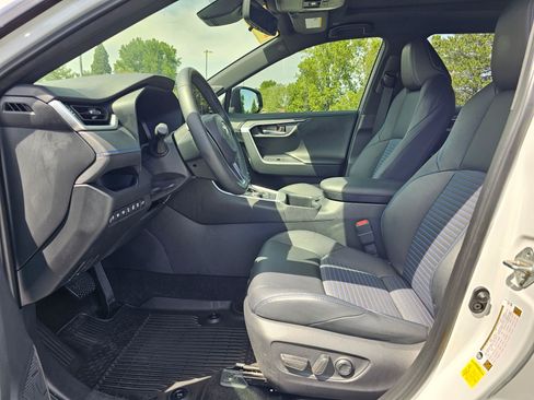 Used 2025 Toyota RAV4 XSE w/ Advanced Technology Package AWD/4WD image 19