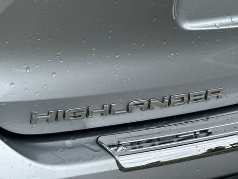 Used 2020 Toyota Highlander XLE AWD/4WD image 19