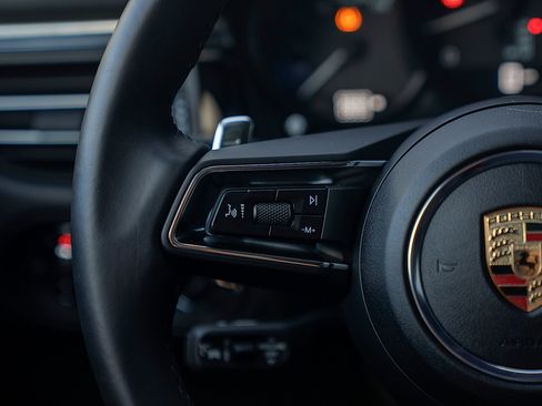 Certified 2025 Porsche Macan image 7