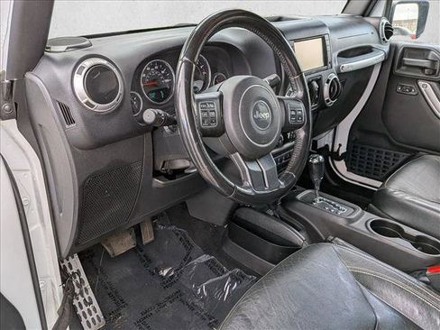 Used 2015 Jeep Wrangler Unlimited Sahara w/ Connectivity Group AWD/4WD image 9