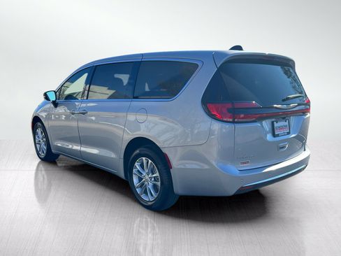 New 2026 Chrysler Pacifica Select AWD/4WD image 7