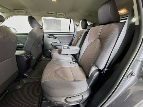 Used 2023 Toyota Highlander LE FWD image 25