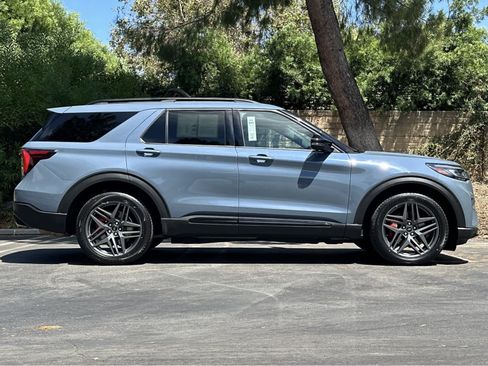 Certified 2025 Ford Explorer ST RWD image 8
