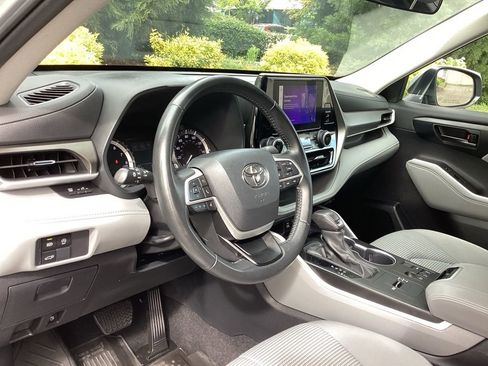 Used 2023 Toyota Highlander LE FWD image 10