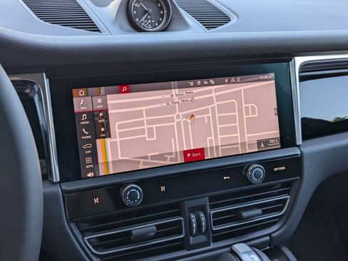 Certified 2025 Porsche Macan AWD/4WD image 17