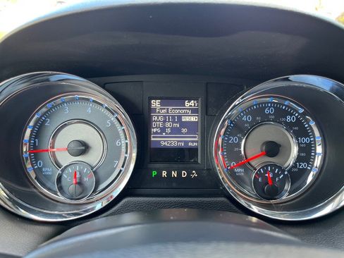 Used 2016 Chrysler Town & Country Touring-L image 27