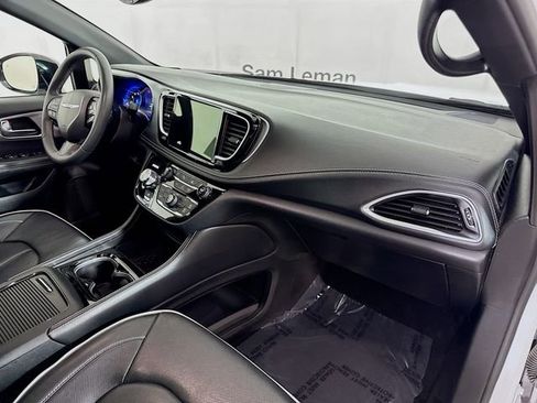 Used 2025 Chrysler Pacifica Limited FWD image 30