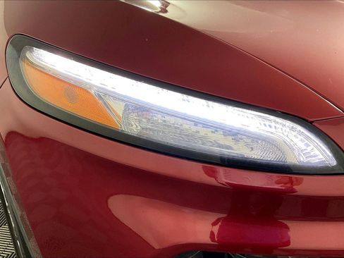 Used 2017 Jeep Cherokee Limited image 32