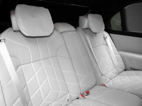 Used 2023 BMW i7 xDrive60 image 64