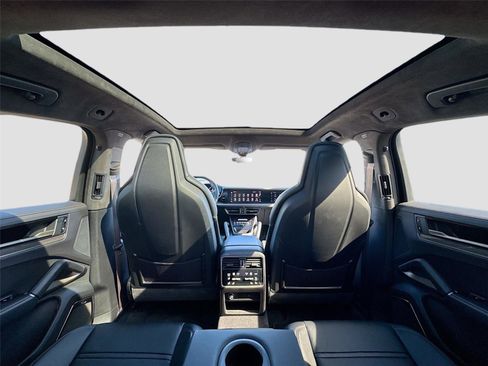 Used 2025 Porsche Cayenne Turbo image 10