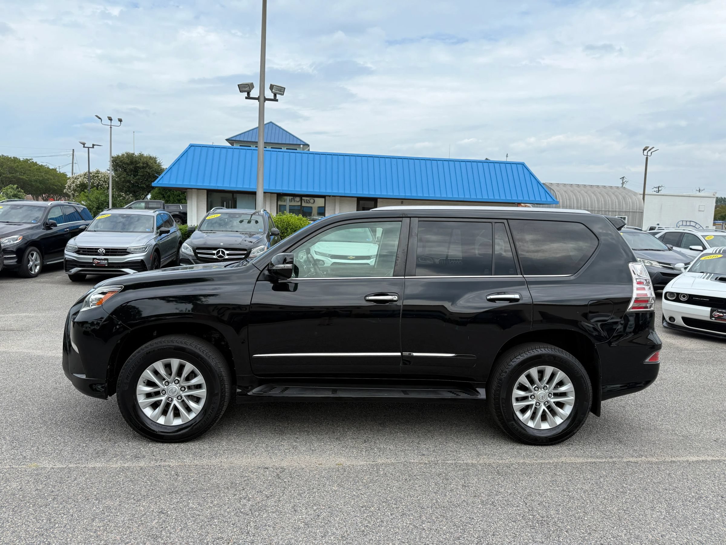 Used 2018 Lexus GX 460 Premium w/ Premium Package AWD/4WD image 3