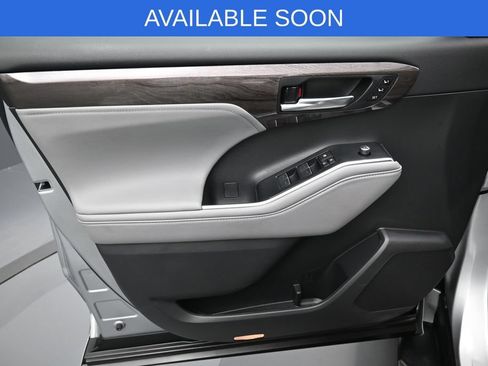 Used 2022 Toyota Highlander Limited AWD/4WD image 11