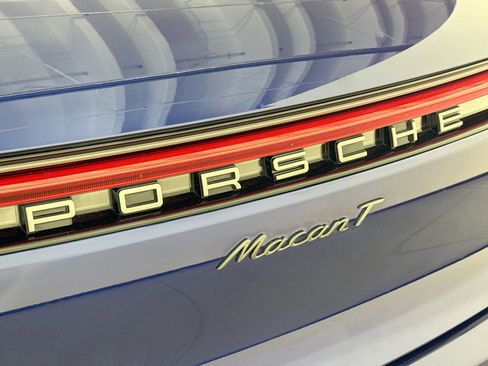 Certified 2025 Porsche Macan AWD/4WD image 26