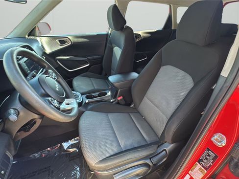 Used 2023 Kia Soul LX w/ LX Technology Package image 10
