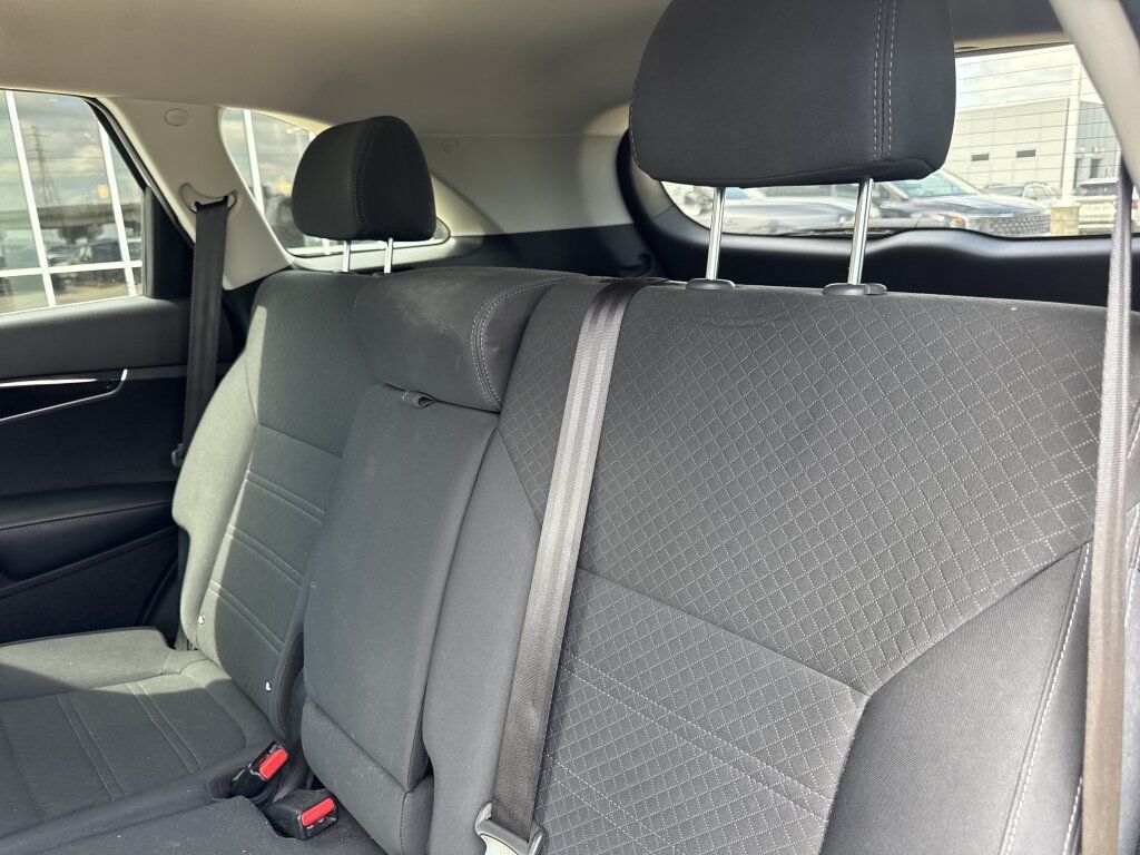 Used 2018 Kia Sorento FWD image 25