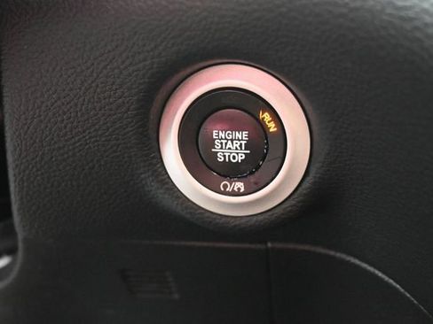 Used 2017 Chrysler Pacifica Limited FWD image 25