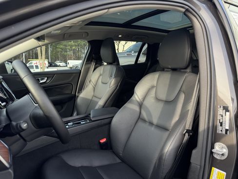 Used 2025 Volvo V60 B5 Cross Country Plus image 15