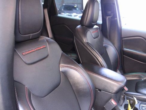 Used 2020 Jeep Cherokee Trailhawk image 11