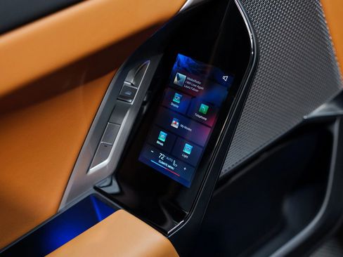 Used 2023 BMW 740i w/ Parking Assistance Package image 39