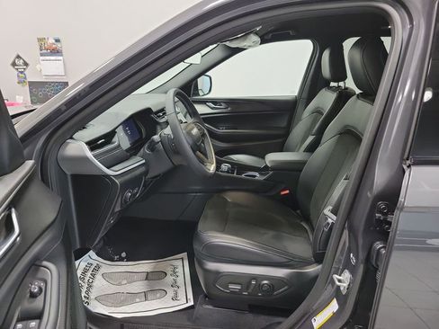 Used 2025 Jeep Grand Cherokee Altitude image 28