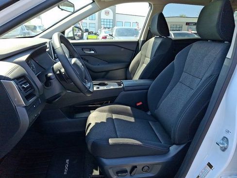 Used 2025 Nissan Rogue SV FWD image 17