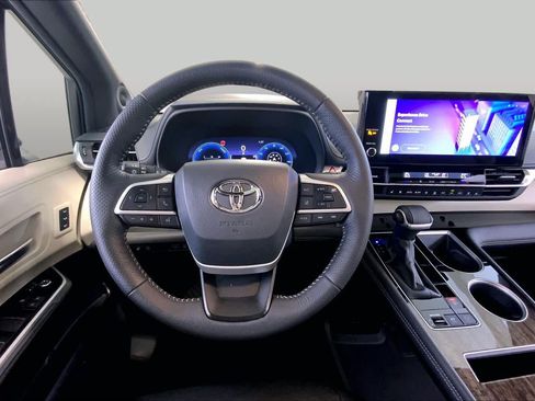 Used 2025 Toyota Sienna Platinum AWD/4WD image 5