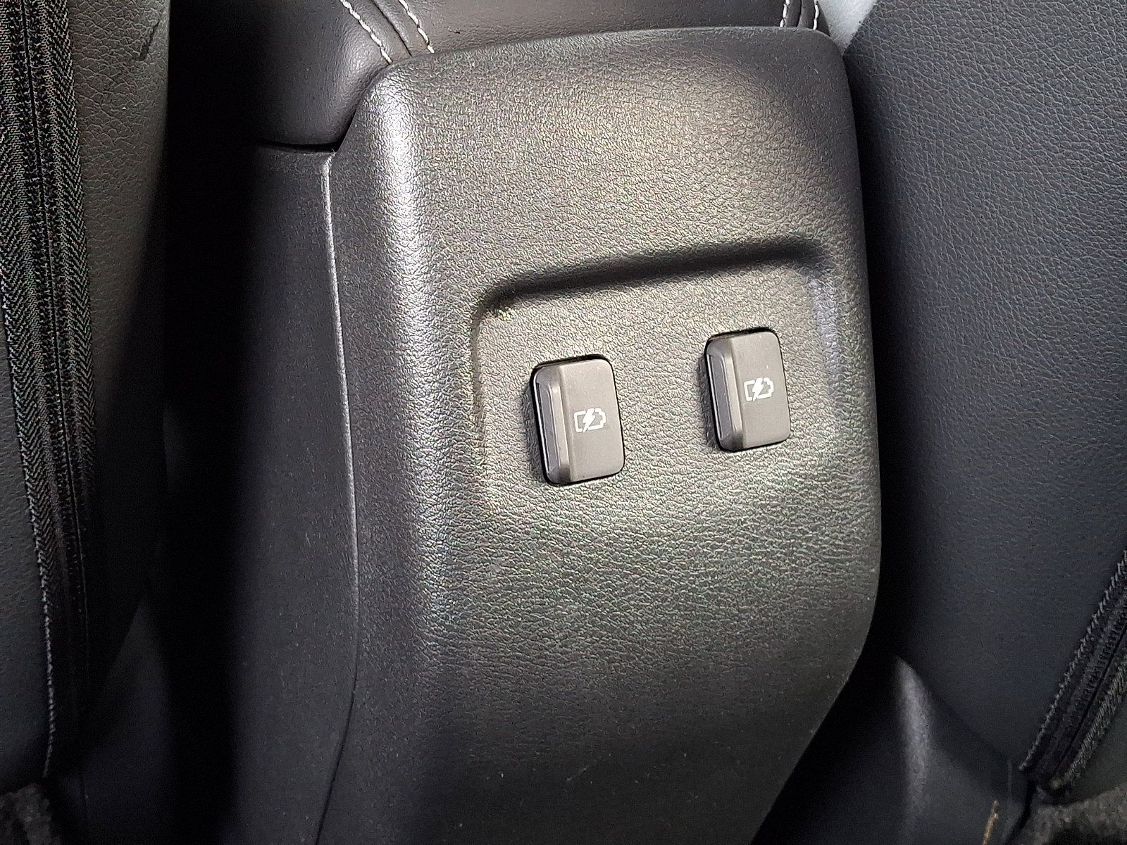 Used 2023 Nissan Kicks SR w/ SR Premium Package FWD image 11
