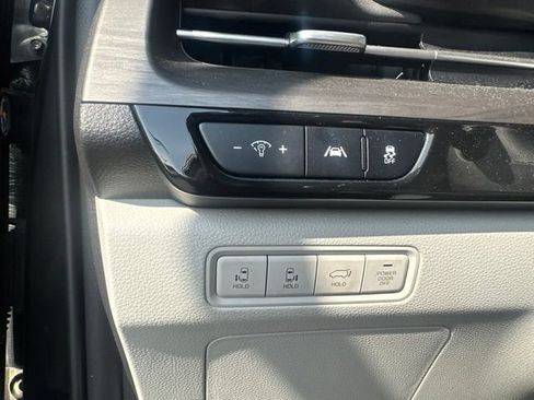 Used 2024 Kia Carnival EX FWD image 19