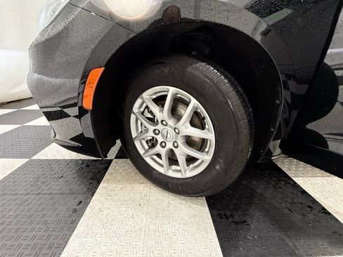 Used 2024 Chrysler Pacifica Touring-L image 11