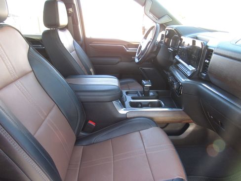 Used 2023 Chevrolet Silverado 1500 High Country w/ Z71 Off-Road Package image 9