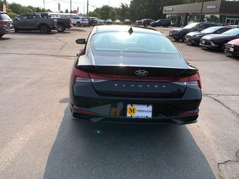 Used 2023 Hyundai Elantra SE FWD image 4