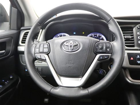 Used 2018 Toyota Highlander XLE AWD/4WD image 26