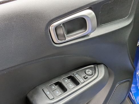 Used 2025 Hyundai Venue SE image 9