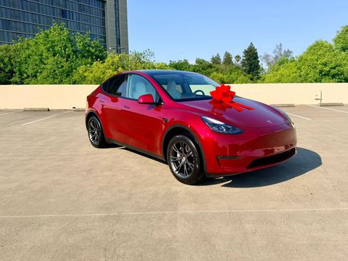 Used 2024 Tesla Model Y Long Range RWD image 3