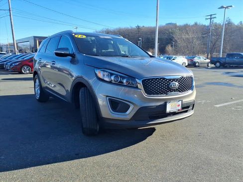 Used 2018 Kia Sorento LX image 3