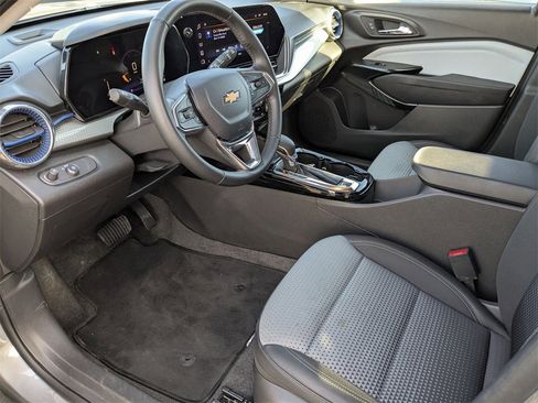 Used 2025 Chevrolet Trax LT w/ LT Convenience Package image 16