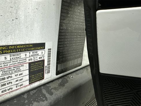 Used 2018 Land Rover Range Rover Velar R-Dynamic SE image 36