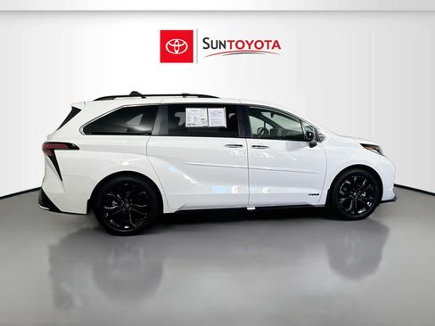Used 2021 Toyota Sienna XSE FWD image 2