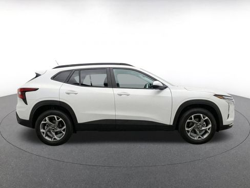 Used 2025 Chevrolet Trax LT FWD image 10