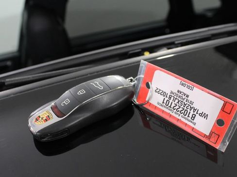 Used 2018 Porsche Macan AWD/4WD image 8