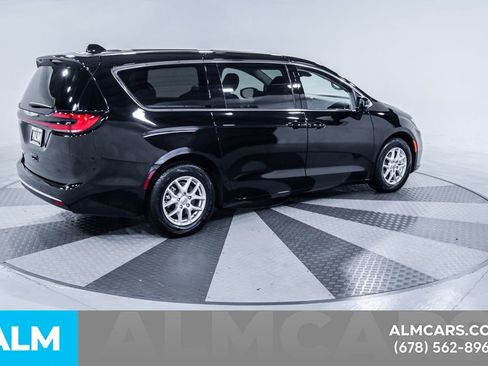 Used 2024 Chrysler Pacifica Touring-L image 10