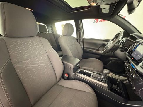 Used 2017 Toyota Tacoma TRD Sport AWD/4WD image 36