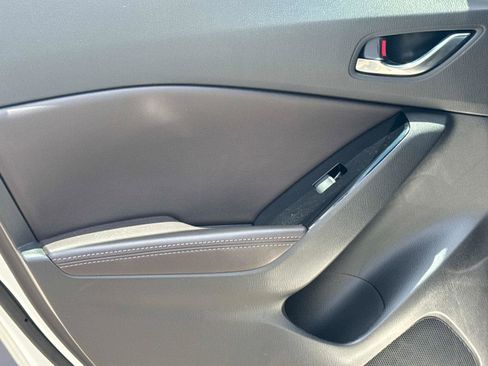 Used 2018 MAZDA MAZDA3 Touring FWD image 11