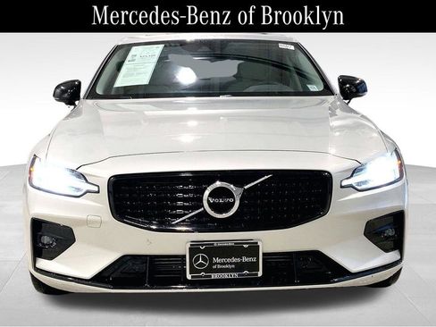 Used 2021 Volvo S60 T5 Momentum image 3