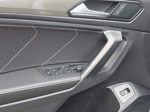 Used 2023 Volkswagen Tiguan SE R-Line image 12