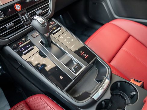 Certified 2025 Porsche Macan AWD/4WD image 19