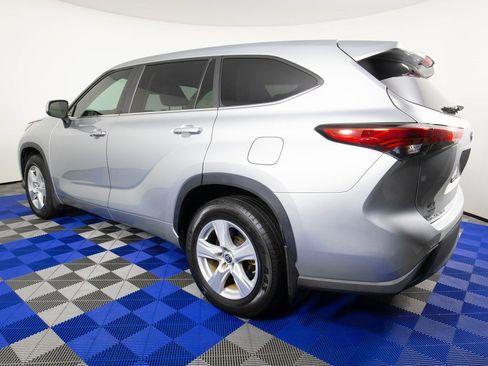 Used 2023 Toyota Highlander LE image 7