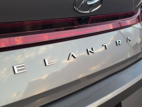 Used 2023 Hyundai Elantra Limited image 11