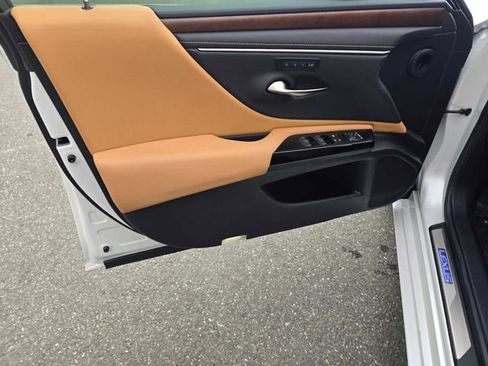 Used 2025 Lexus ES 300h w/ Premium Package image 21