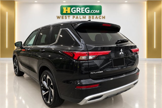 Used 2024 Mitsubishi Outlander SE FWD image 2